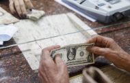 Naira plummets to record low against US dollar in both markets